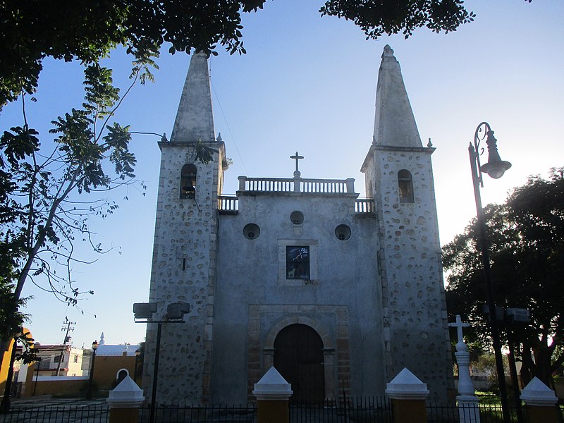 File:Valladolid, kolonijalni grad na Yucatánu.jpg