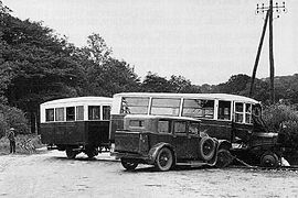 Kollision av en järnvägsbuss i Verney BV-serien med en enaxlad passagerarsläp och en Hotchkiss-bil i departementet Finistère, Frankrike, 1931.