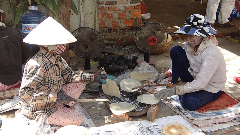 File:Viernam - An Hoi islet - fabrication de galette de riz (11).JPG