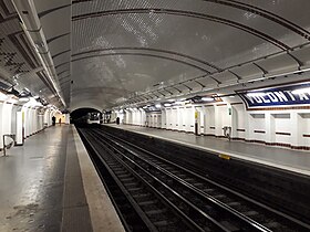 La station en novembre 2018, restaurée dans le style Nord-Sud. L'éclairage est en place mais ne fonctionne pas encore.