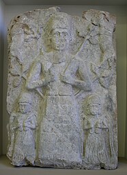 Bas-relief en calcaire retrouvé dans le temple du dieu Assur, représentant une divinité (Assur lui-même ?) nourrissant deux caprins, avec deux déesses aux vases jaillissant à ses pieds. Début IIe millénaire av. J.-C. Pergamon Museum.