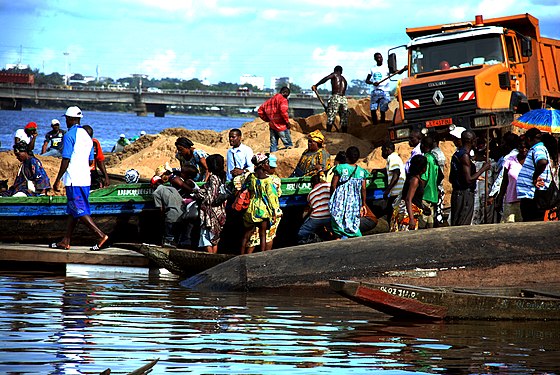 Des voyageurs en partance pour le village Jebale au Cameroun. Photographe : Happiraphael