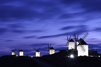 Sept des douze moulins de Consuegra au crépuscule. Situés dans la province de Tolède en Espagne, ils ont été construits au XIXe siècle et sont devenus monuments historiques en 2008. (définition réelle 3 777 × 2 518)