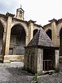 Claustro d'a ilesia de Santa María.