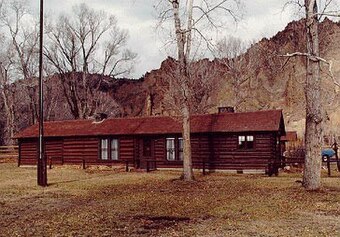 Wapiti Ranger Station.jpg