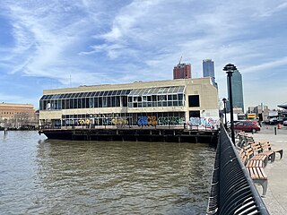 <span class="mw-page-title-main">Water's Edge (restaurant)</span> Restaurant in Queens, New York, 1983–2015