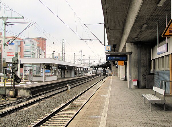 Platforms for regional and S6 city-bound services, looking north