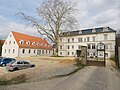 Katharinenhof: Wohnhaus (ehemaliger Landsitz eines Begüterten, später Altenpflegeheim) mit Seitengebäude, Toranlage, Einfriedungsmauer und Gutspark