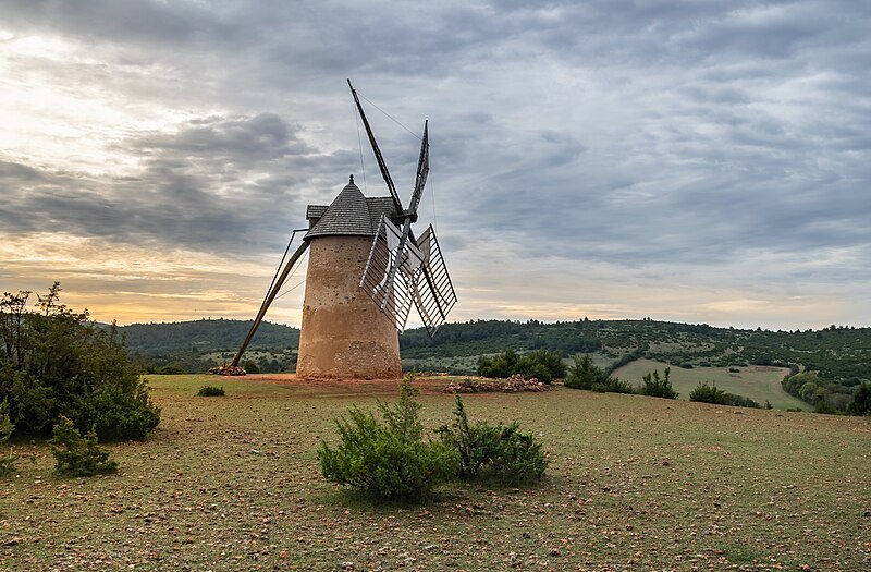 File:Windmill of the Redounel in La Couvertoirade (9).jpg