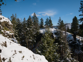 Central Okanagan'ın zirveleri üzerinden kış manzarası.png