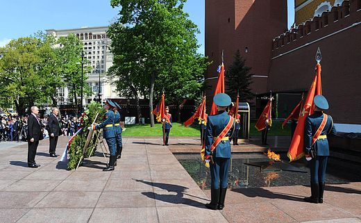 Wreath-laying ceremony at the Tomb of the Unknown Soldier 2016-05-09 04.jpg