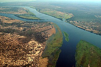 Monding van de Kwando (links midden) in de Zambezi bij Kazungula;  Luchtfoto vanuit het zuidoosten