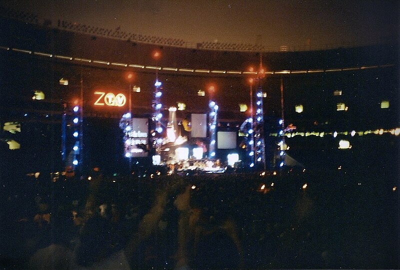 File:Zoo TV Tour 1992-09-03 Veterans Stadium pic d.jpg