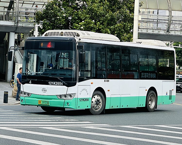 File:(CHN-Hubei) Wuhan Public Transport Group 121K2654 鄂A19723D 4 2023-05-28.jpg