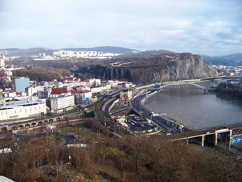 File:Ústí nad Labem, pohled z Větruše k hlavnímu nádraží.jpg