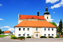 Gemeindeamt und die Kirche des Heiligen Wenzel