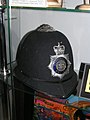 Дизайн полицейского шлема, используемого в Англии до сих пор.