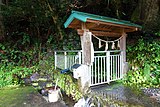 登山口となる諏訪神社の水場