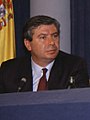 (Corcuera) Rueda de prensa para informar de los resultados de las elecciones generales de 1989. Pool Moncloa. 20 de octubre de 1989 (cropped).jpeg