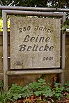 Im Jahr 2001 von der UWG Schulenburg-Calenberg installierte Denktafel „250 Jahre Leine Brücke“