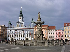 Samsonova kašna v Českých Budějovicích, v pozadí radnice