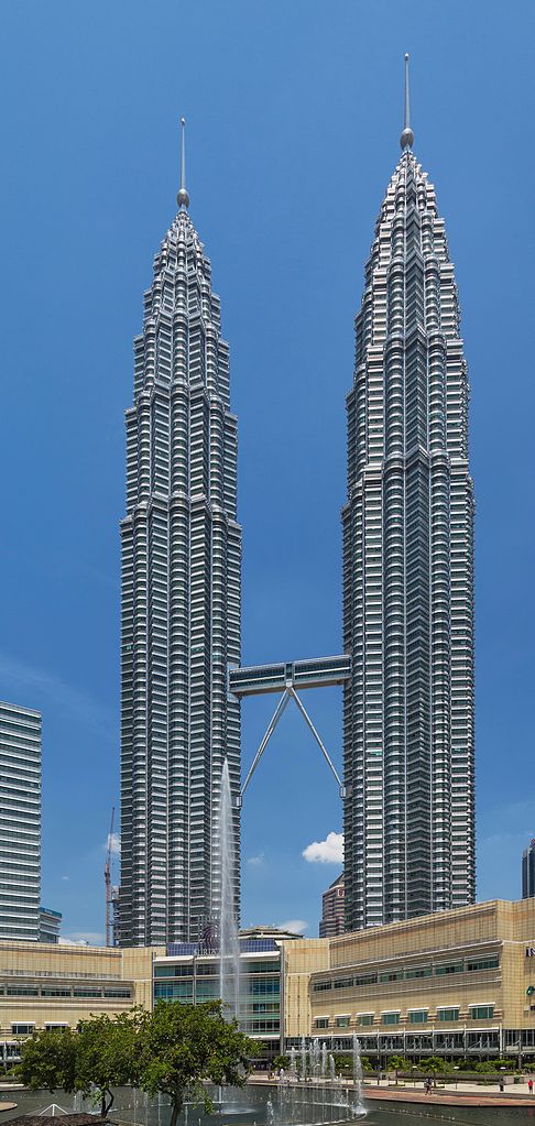 File:2016 Kuala Lumpur, Petronas Towers (21).jpg ...