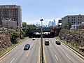 Miniatuur voor Bestand:2021-06-06 11 27 03 View east along New Jersey State Route 495 (Lincoln Tunnel Approach) from the overpass for Palisade Avenue in Union City, Hudson County, New Jersey.jpg