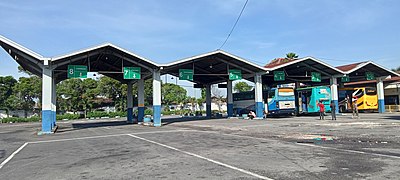 Tampak belakang shelter bus antarkota