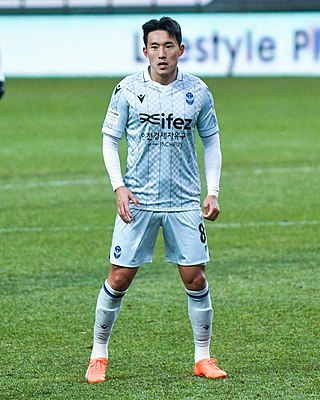 <span class="mw-page-title-main">Sin Jin-ho</span> South Korean footballer (born 1988)