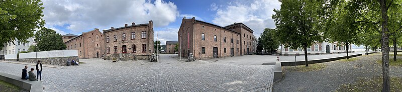 File:AKERSHUS Fortress Area Oslo Norway FORSVARSMUSEET Grev Wedels pl Kommandantskapet 1800 Artillerimagasinet 1870 Arsenalforvalteren 1860 Arsenalet 1859 Guns cannons Gymnastiksal 1861 Festningspl ytre festning etc Panorama 2021 IMG 1722.jpg