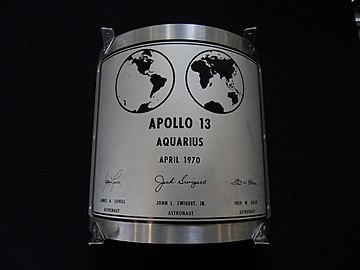 Az Apollo–13 plakettjének másolati példánya, amelyen már Jack Swigert aláírása látható (az eredeti Jim Lovell birtokában van)