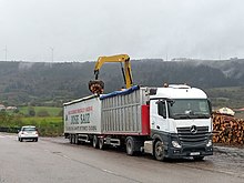 Een B-dubbel lossen van hout bij Pellets Asturias, Tineo, op 7 nov 2019.jpg