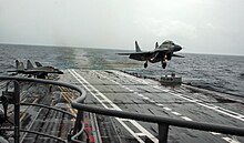 Een MiG-29K voert een 'touch and go'-landing uit op INS Vikramaditya tijdens het bezoek van Narendra Modi.jpg