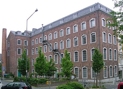 Eine der frühen Dampfmaschinen Aachens arbeitete in der 1821 erbauten Tuchfabrik Startz. Heute ist das Gebäude als Kulturzentrum „Barockfabrik“ bekannt.