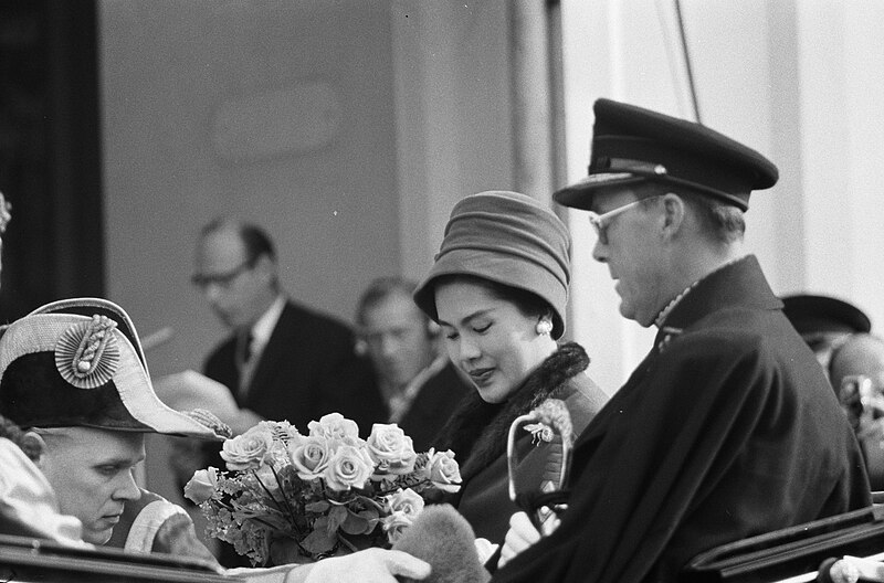 File:Aankomst Koning Bhumibol en Koningin Sirikit te Den Haag, Bestanddeelnr 911-6990.jpg