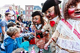 Aankomst Moorkensplein Reuskens van Borgerhout met kinderen