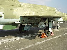 Arrangiamento del carrello triciclo del MiG-21 ed il freno aerodinamico ventrale di un MiG-21M conservato al Luftwaffenmuseum der Bundeswehr, Gatow, Berlino