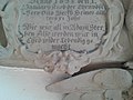 Südseite Turm, Epitaph der Familie Beckh, 17. Jahrhundert mit Blattmaske. Inschrift: Wie wür all in Adam Ster=/ben Also werden wür in / Chr(ist)o wider Lebendig ge/macht[2]