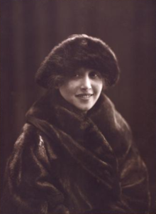 Amélia Rey Colaço - Foto Londres, 1919 (Museu Nacional do Teater, 118070).png