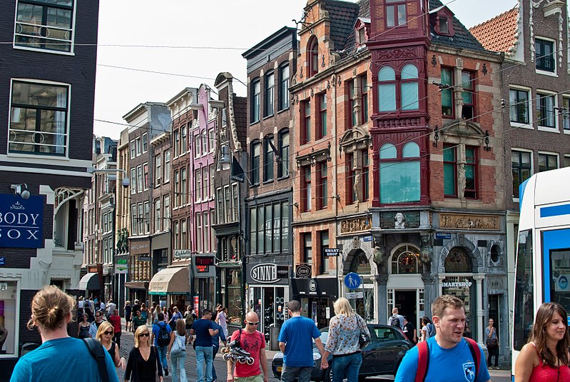 Большинство жителей Амстердама считают, что центр города становится грязнее и многолюднее