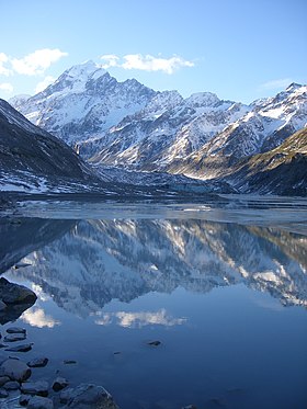 Kilátás az Aoraki / Cook-hegyre az előtérben a Hooker-gleccser olvadt tóval.