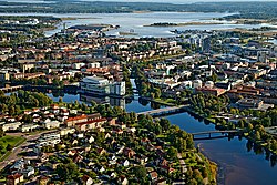 Klarjoki virtaa Karlstadin läpi taustalla näkyvään Vänerniin.