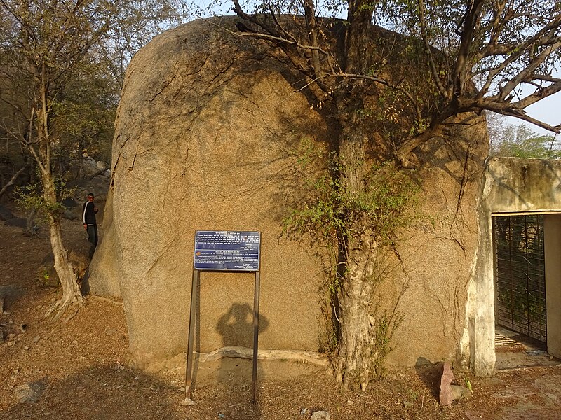 File:Ashoka Shilalekh(Rock Edict)Viratnagar,Rajasthan. 01.JPG