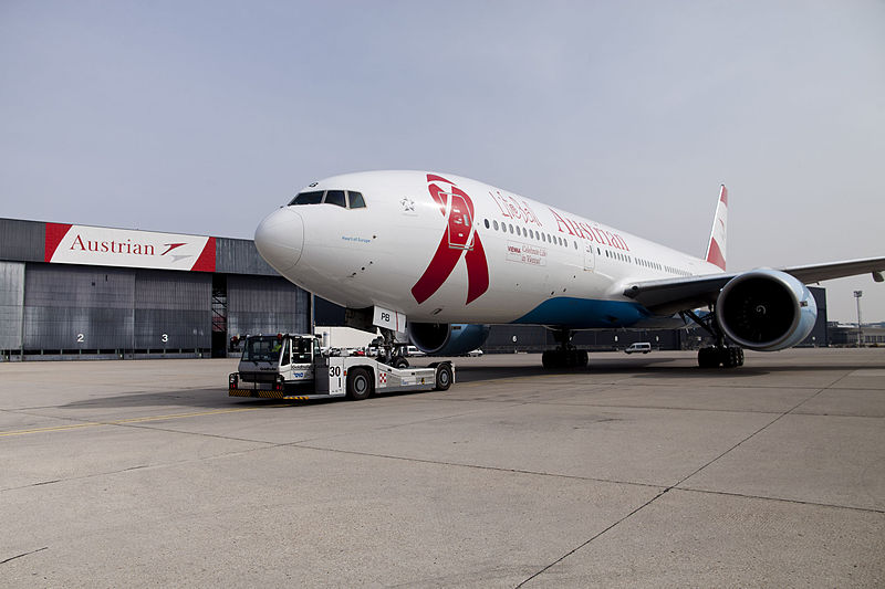 File:Austrian Airlines Boeing 777-200ER (OE-LPB) unveiling in Life Ball 2014 special livery 2.jpg