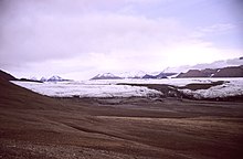 Pulau Axel Heiberg, Lembah Ekspedisi dengan Gletser Putih (kiri) dan Gletser Thompson (kanan). 3 Juli 1988