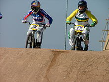Велогонщики BMX Джилл Кинтнер и Таня Бейли на чемпионате мира 2007 года.