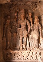 Vishnu con sus compañeros en los templos rupestres de Badami, 540-578