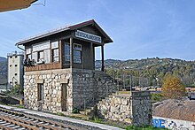 Historisches Stellwerk am Bahnhof Deutschlandsberg. Die lange Zeit gegebene Begrünung wurde im Zug der Umbauarbeiten zur Elektrifizierung entfernt