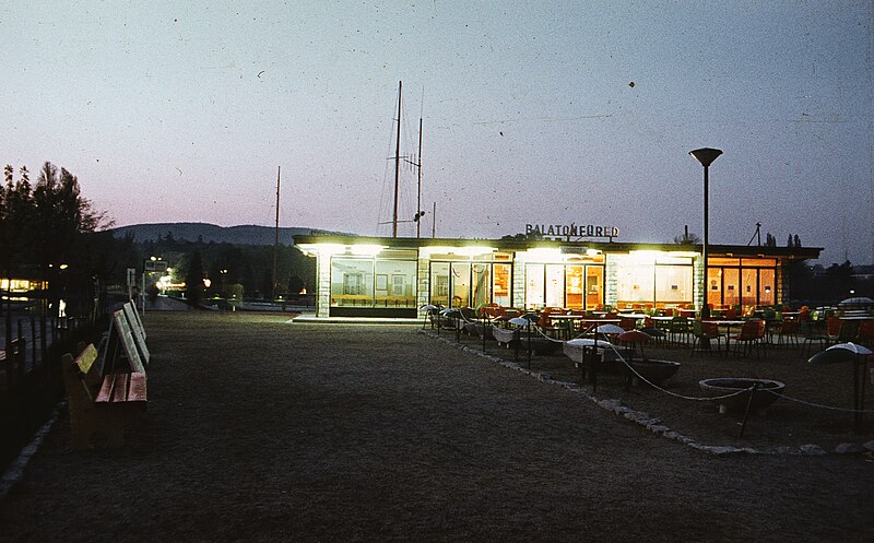 File:Balatonfüred, a kikötő este. - Fortepan 53383.jpg