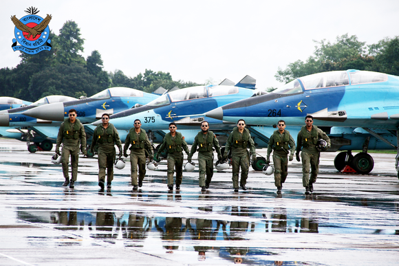Bangladesh Air Force personnel in front of MiG-29.png